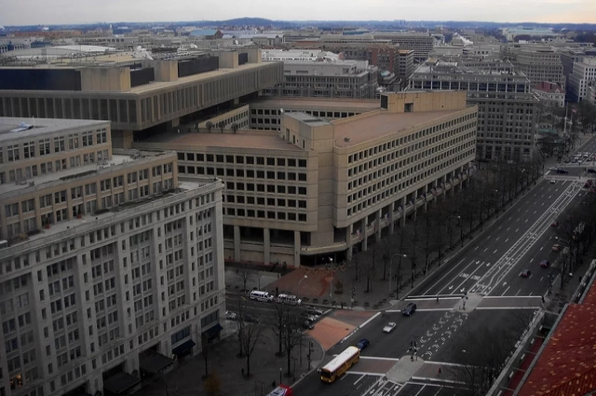 Read more about the article CBS: ФБР хочет устроить шоу из ареста бывшего главы ведомства Джеймса Коми