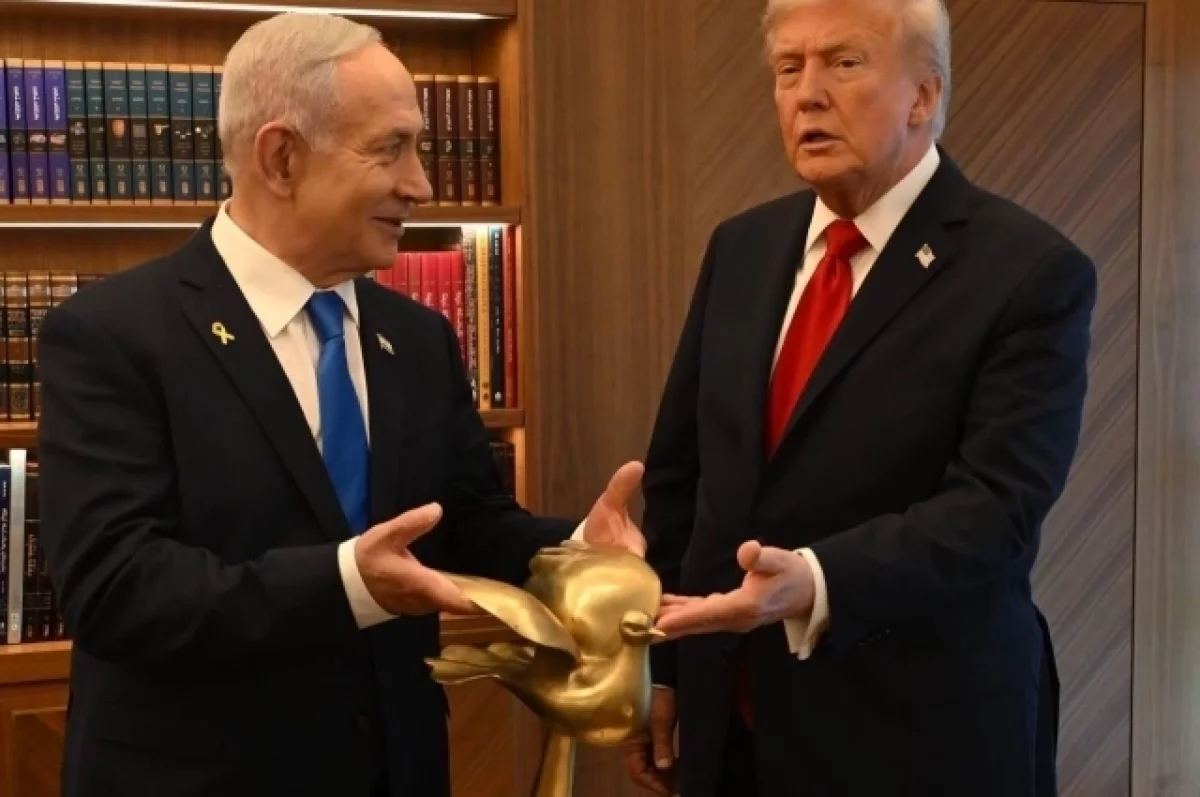 Read more about the article Нетаньяху подарил Трампу золотую статуэтку голубя на встрече в Израиле