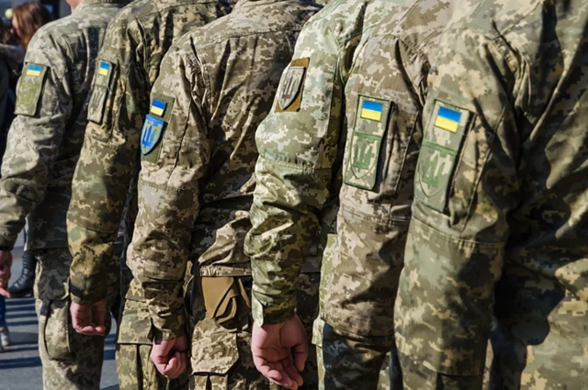 Read more about the article Заткнуть дыры. Киев собирается бросить в окопы молодежь