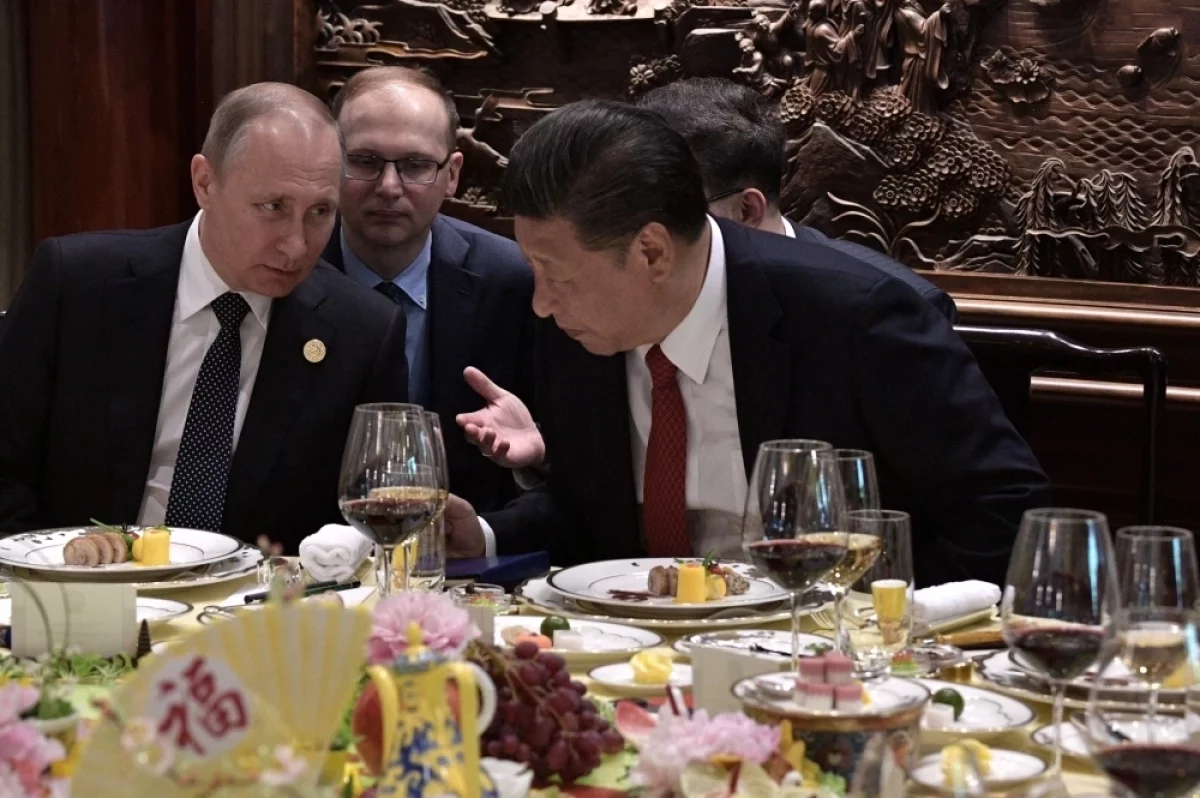 Read more about the article Утка, окорок, маракуйя и легендарный чай. Чем угощали Путина в Пекине