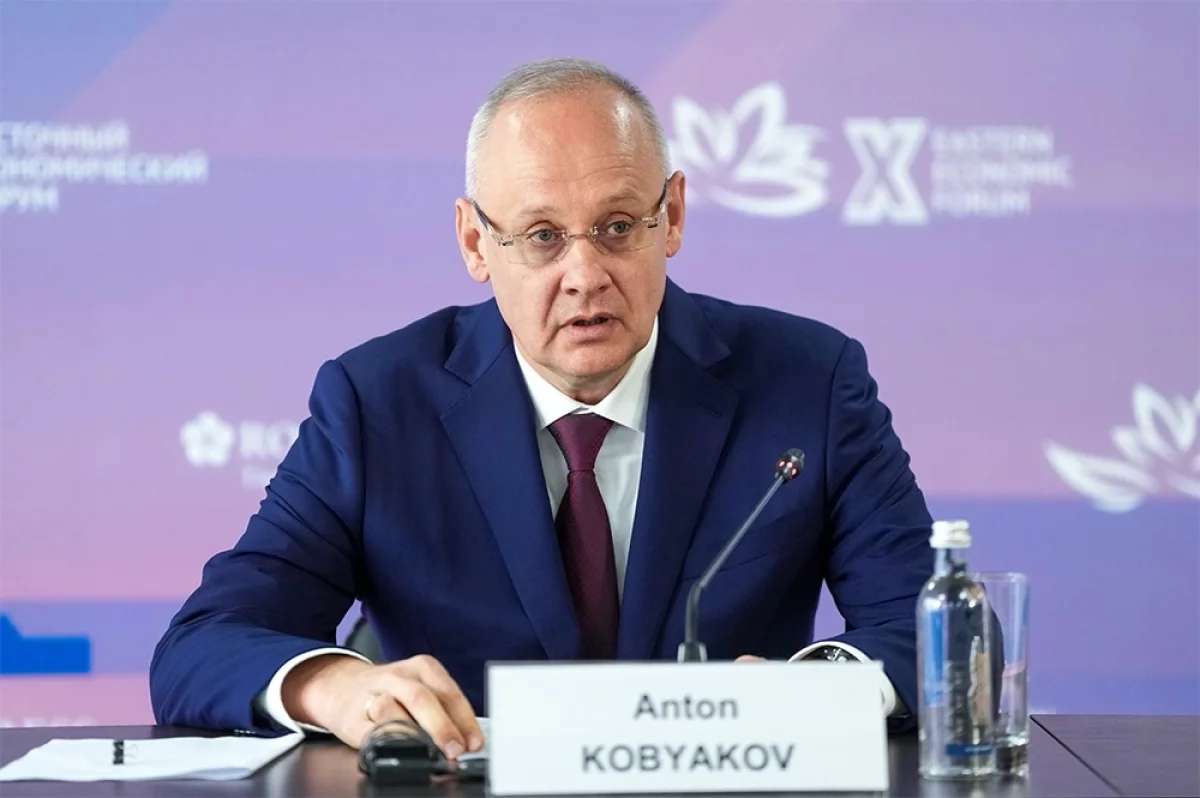 Read more about the article Проигрывают и бесятся. Кобяков на ПМЭФ рассказал о закате и агонии Запада